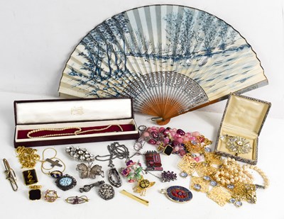 Lot 113 - A group of jewellery to include a rolled gold...