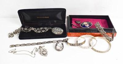 Lot 281 - A selection of jewellery to include three...