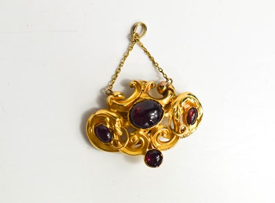 Lot 173 - A 19th century gold and garnet cabochon...