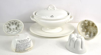 Lot 233 - A Victorian Royal Worcester 'Vitreous' tureen,...