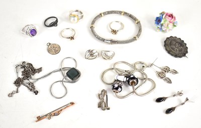 Lot 144 - A group of jewellery to include a Love Links...