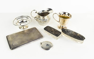 Lot 48 - A group of silver to include a small pedestal...