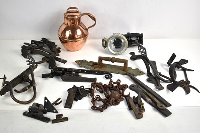 Lot 376 - A group of metalware to include a copper jug,...