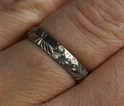 Lot 150 - A platinum wedding band, with Modernist...