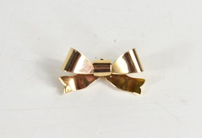 Lot 147 - A 9ct gold brooch of ribbon form. 2.6g.