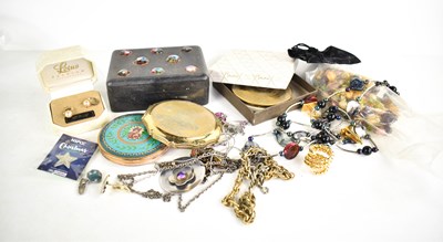 Lot 142 - A selection of jewellery and collectables to...