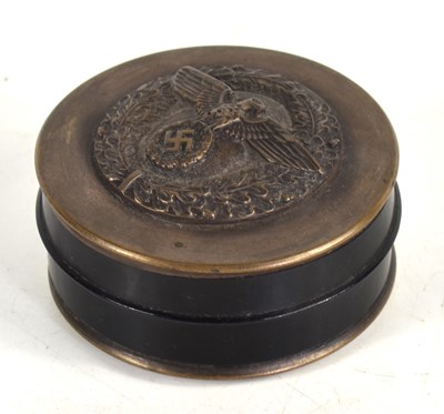 Lot 317 - A German snuff box, the removable screw lid...