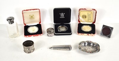 Lot 41 - A group of silver to include a cheroot holder,...