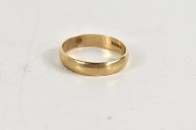 Lot 95 - A 9ct gold wedding band, 2.6g.