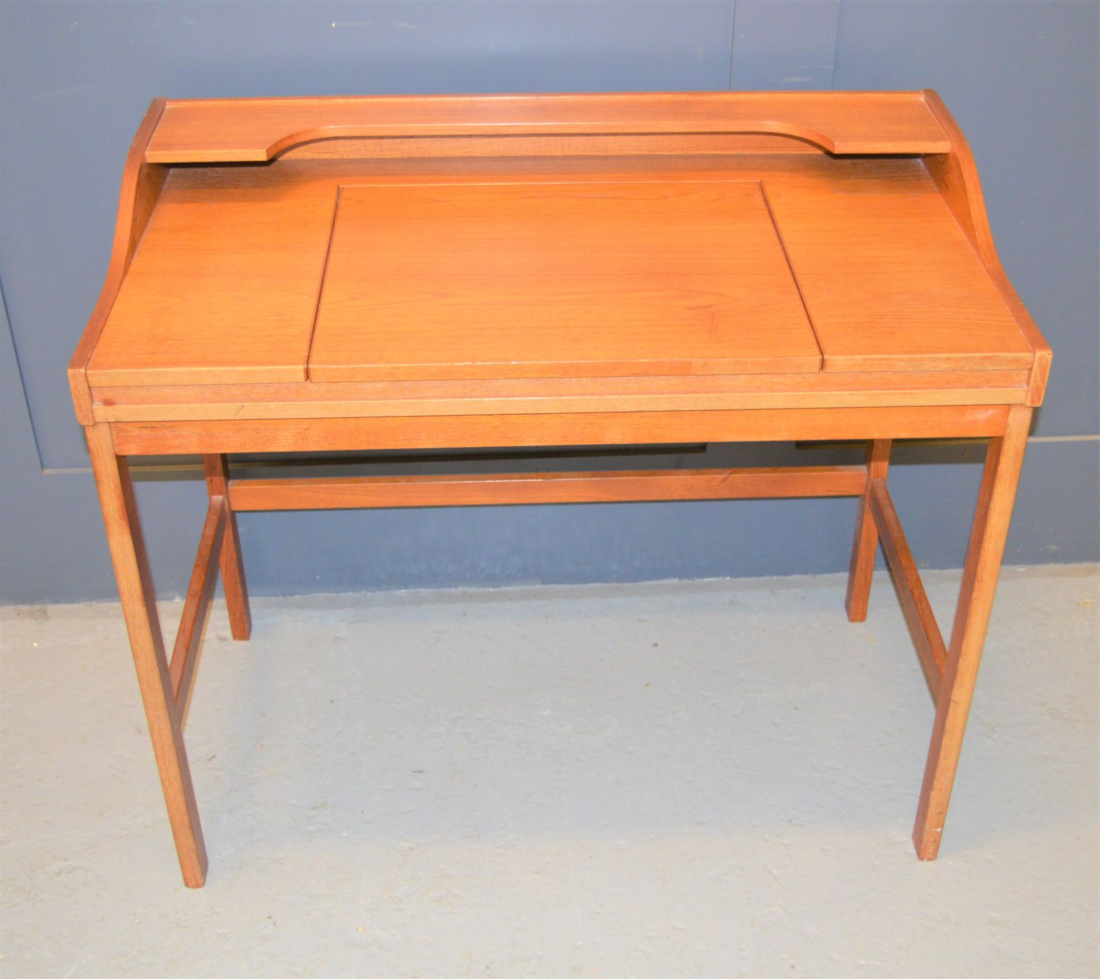 Lot 145 A midcentury teak dressing table with lift