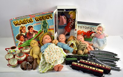 Lot 23 - A group of vintage toys to include dolls,...