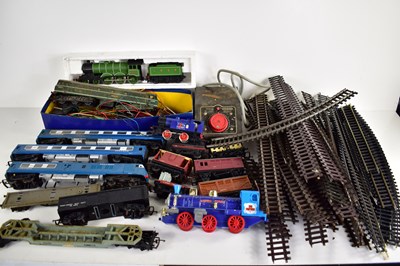 Lot 20 - A group of 00 gauge train collectables to...