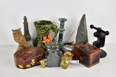 Lot 87 - A group of collectables to include table...