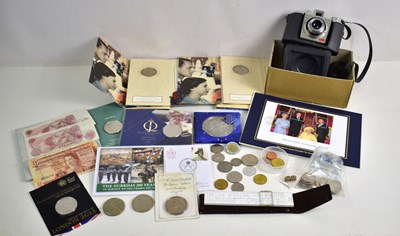 Lot 105 - A group of collectables to include...