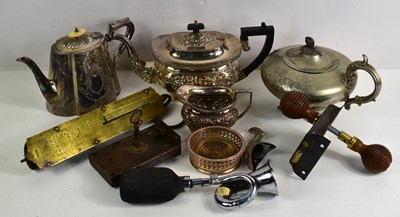 Lot 98 - A group of collectables to include silver...