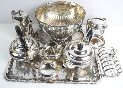 Lot 103 - A selection of silver platewares to include a...