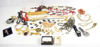 Lot 90 - A group of jewellery to include Brigham Winged...