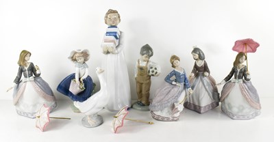 Lot 165 - A selection of Lladro and Nao figurines:...