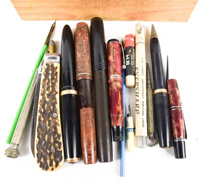 Lot 84 - A selection of vintage pens to include Parker...