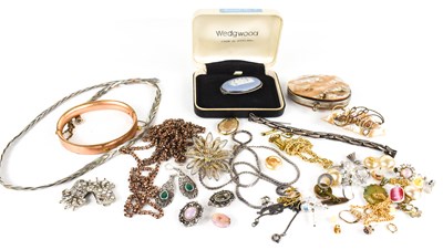 Lot 92 - A selection of jewellery to included a rolled...