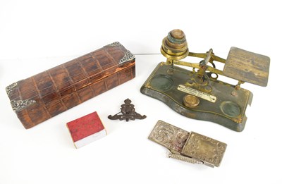 Lot 122 - A group of collectables to include 19th...