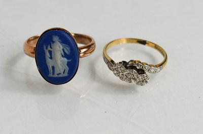 Lot 105 - A 9ct gold ring with Jasperware oval depicting...