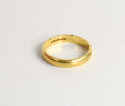 Lot 108 - An 18ct gold wedding band size P, 4.04g.