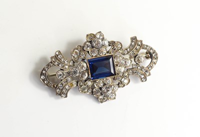 Lot 22 - An antique silver and paste set brooch, the...