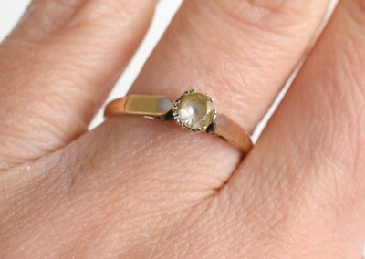 Lot 171 - A 9ct yellow gold and paste set solitaire ring,...