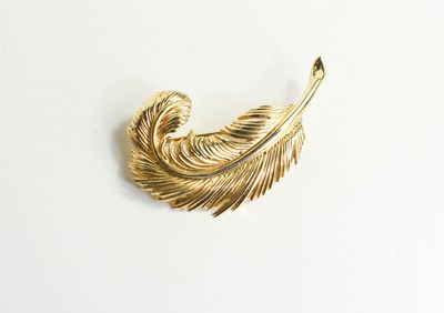 Lot 183 - A gold feather form brooch (testing to at...