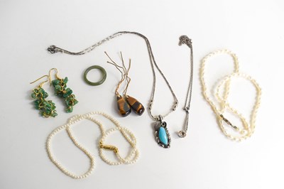 Lot 207 - A selection of jewellery to include a pair of...