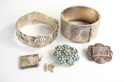 Lot 210 - A selection of silver jewellery, to include an...