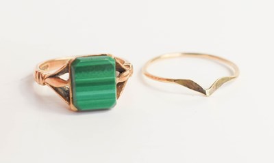 Lot 236 - A 9ct gold and malachite ring, size I, 3.23g,...