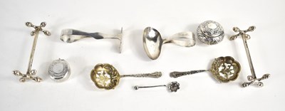 Lot 385 - A group of silver to include a pair of knife...