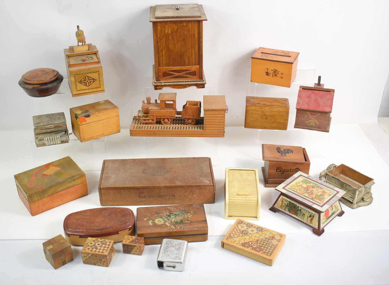 Lot 169 - A group of collectables to include novelty...