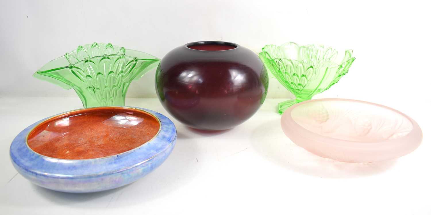 Lot 264 - A group of vintage glassware, to include two...