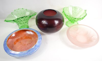 Lot 264 - A group of vintage glassware, to include two...