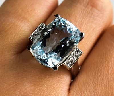 Lot 90 - An impressive platinum, diamond and aquamarine...