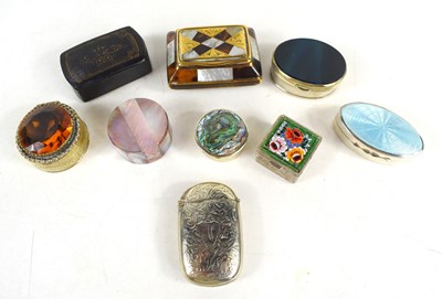 Lot 262 - A group of pill and snuff boxes to include...