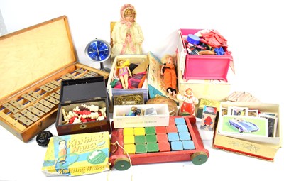 Lot 413 - A group of vintage toys to include a Tressy...