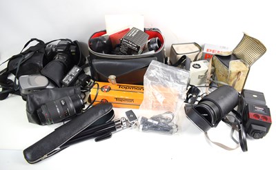 Lot 435 - A group of vintage cameras and accessories to...