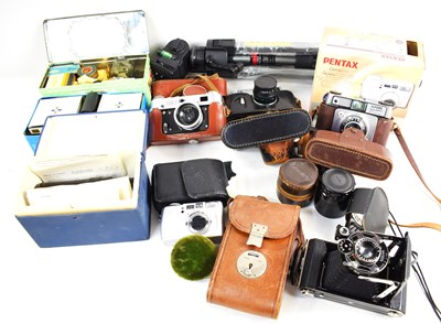Lot 434 - A collection of vintage cameras to include a...
