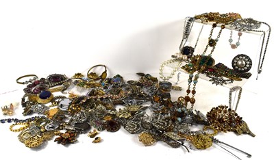Lot 187 - A large selection of vintage jewellery, mostly...
