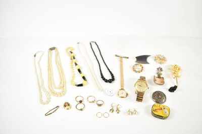 Lot 158 - A group of jewellery and collectables to...