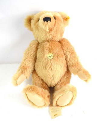 Lot 423 - A Steiff classic teddybear, 1903, mohair, with...