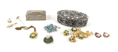 Lot 184 - A group of jewellery to include a gold plated...