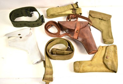 Lot 19 - A group of militaria to include a WWII flare...