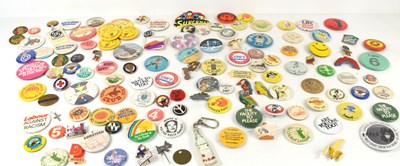 Lot 208 - A group of vintage pin badges to include Dulux,...