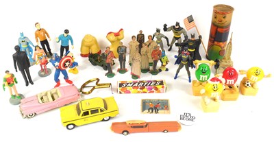Lot 361 - A group of vintage toys to include Star Trek...
