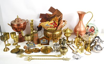 Lot 539 - A group of metalware to include a silver plate...